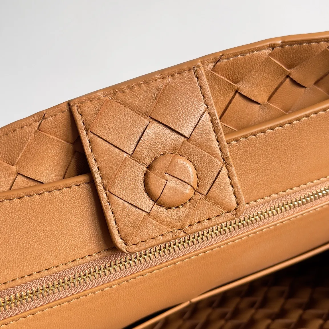 The 2023 new Andiamo batch of 2260 BV has been shipped‼ ️Really popular🔥The new Andiamo woven handbag launched by Bottega Veneta this season is really popular all over the world! ! Celebrities at home and abroad have worn it, and Oscar-winning actress Michelle Yeoh has taken it out on the street. Song Jia, Trai Yara, Yu Feihong, Sanji Ayaka, Rosie Hunting-Whiteley, Yoshioka Riho, etc. have all picked up this bag. It is classic and versatile, showing off its temperament, and the bag capacity is also large, which is very convenient for daily commuting! ! A variety of carrying methods, the shoulder straps can be adjusted by yourself, the original lambskin feels soft and delicate, and the unisex style breaks the gender boundaries and brings a more practical and long-lasting use experience. Andiamo, which has both elegant and casual styles, perfectly interprets the true appearance of "fashionable old money style". Style number: 743572 Size: 32*24*12